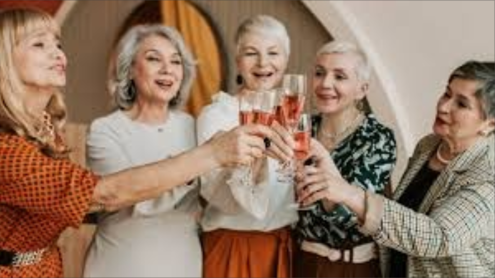  Pasar tiempo con otras personas, socializar y mantenerse activos físicamente es parte es sinónimo de una óptima salud en la vejez